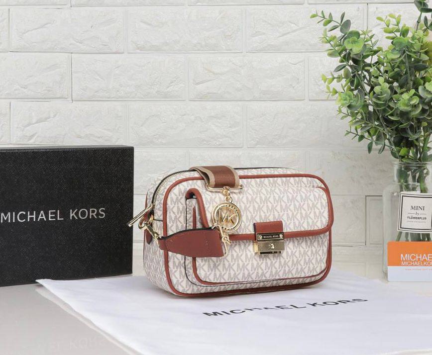 MK 
 GOOD QUALITY 
90 dhs✅
SIZE : 24cm

Zain39
♥️♥️♥️