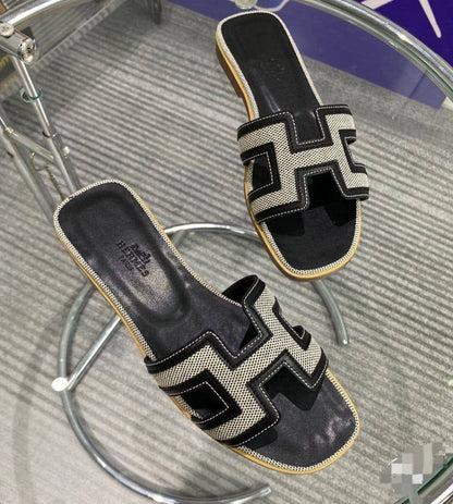 HERMES 
☘️ *SIZE  36  to 41 ☘️                                                                                                       
180 dhs💓

ZainK
♥️♥️♥️