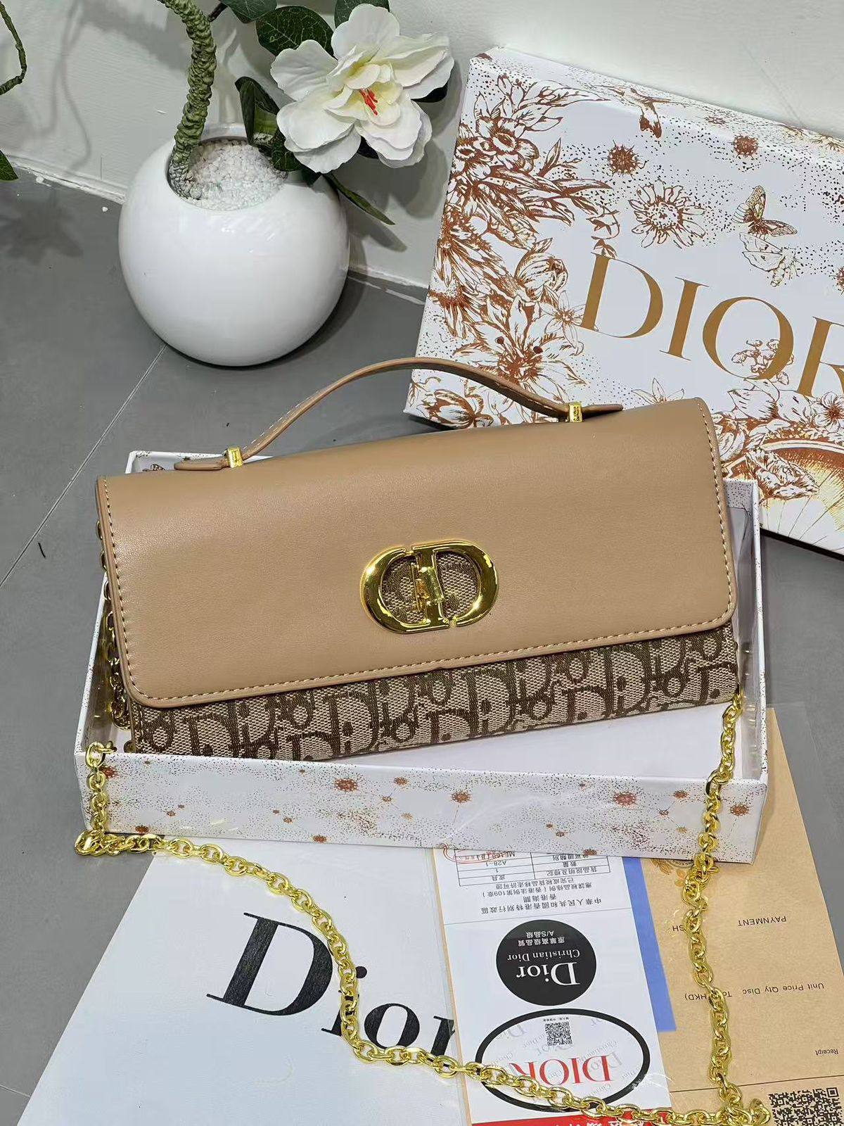 CHRISTIAN DIOR
ᴍᴏɴᴛᴀɪɢɴᴇ ʙᴀɢ
ᴄᴀɴᴠᴀs & ʟᴇᴀᴛʜᴇʀ ᴍᴀᴛᴇʀɪᴀʟ
ᴡɪᴛʜ ᴄʜᴀɪɴ
sɪᴢᴇ : 24 cm
ᴡɪᴛʜ BOX
🎁🎁🎁

65 dhs💚

Zain31
♥️♥️♥️