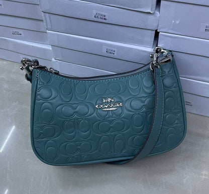 Coach
25cmx16cmx8cm
95 dhs✅

with box
🎁🎁🎁

Zain72
♥️♥️♥️