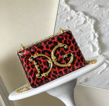 Dolce&Gabbana 

new came 

high quality 

with box 

 115 dhs🇦🇪🇦🇪

Zain39
♥️♥️♥️