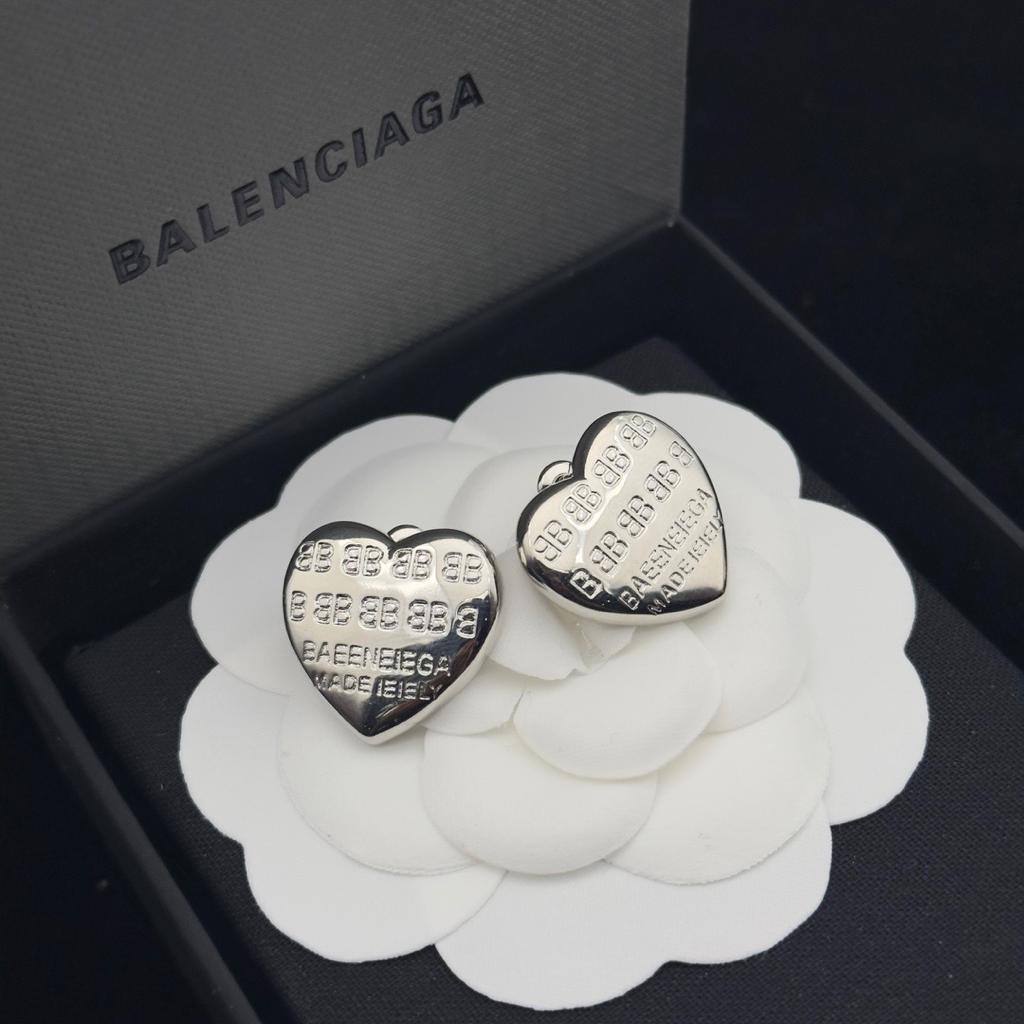 EARRING 
MASTER💫✨
50 DHS✅
WITH BOX AND PAPER BAG🛍️🎁

Zain89
♥️♥️♥️