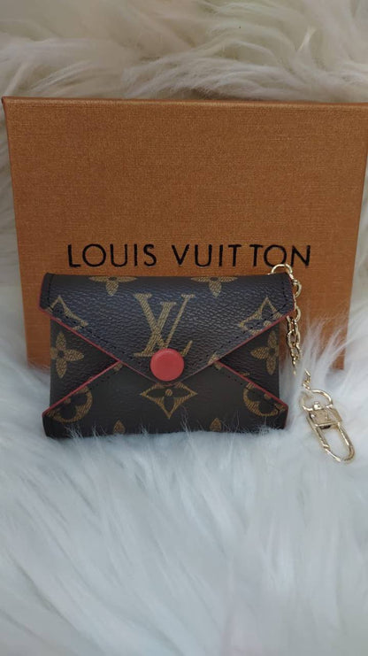 LV key holders & bags charm accessories
All sizes price 
55 dhs✅

Zain88
♥️♥️♥️