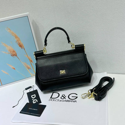 D&G
High quality 
Size: 20cm

With box 
🎁🎁🎁

110 dhs🪙🖤

Zain50
♥️♥️♥️