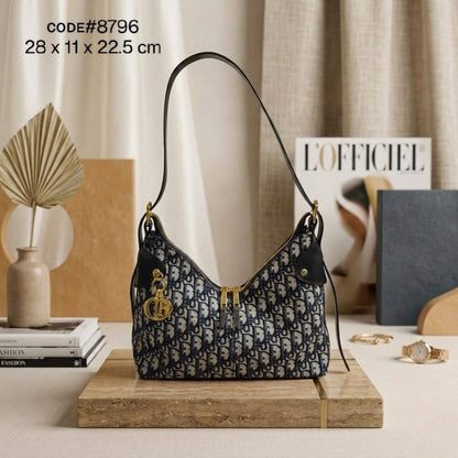 CHRISTIAN DIOR
ᴍᴇᴅɪᴜᴍ ᴠᴏʏᴀɢᴇ ʙᴀɢ
sʜᴏᴜʟᴅᴇʀ / ᴄʀᴏss ʙᴀɢ
ʟᴇᴀᴛʜᴇʀ & ᴄᴀɴᴠᴀs ᴏʙʟɪǫᴜᴇ
ɢᴏʟᴅ ʜᴀʀᴅᴡᴀʀᴇ
sɪᴢᴇ: 28 cm

70 dhs✅

Zain31
♥️♥️♥️