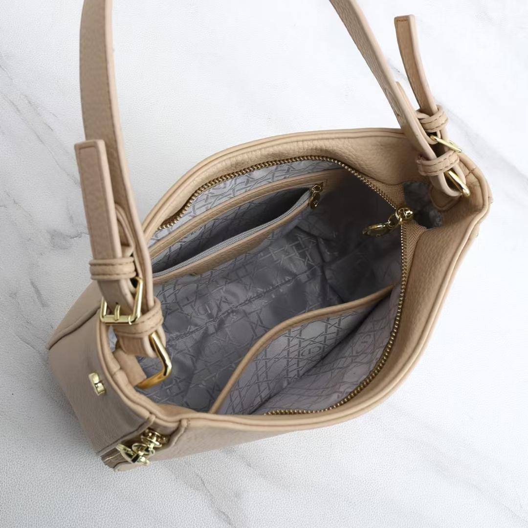 Dior

95 dhs 
 25cm

Zain26
♥️♥️♥️