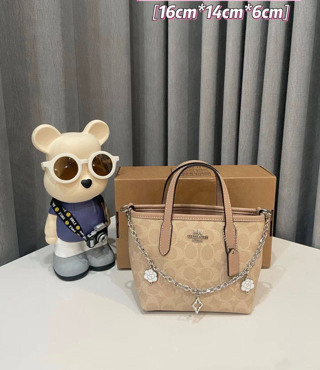 Coach
90 dhs✅
SIZE：18cm

with box
🎁🎁🎁

Zain35
♥️♥️♥️