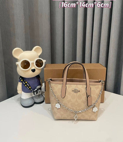 Coach
90 dhs✅
SIZE：18cm

with box
🎁🎁🎁

Zain35
♥️♥️♥️