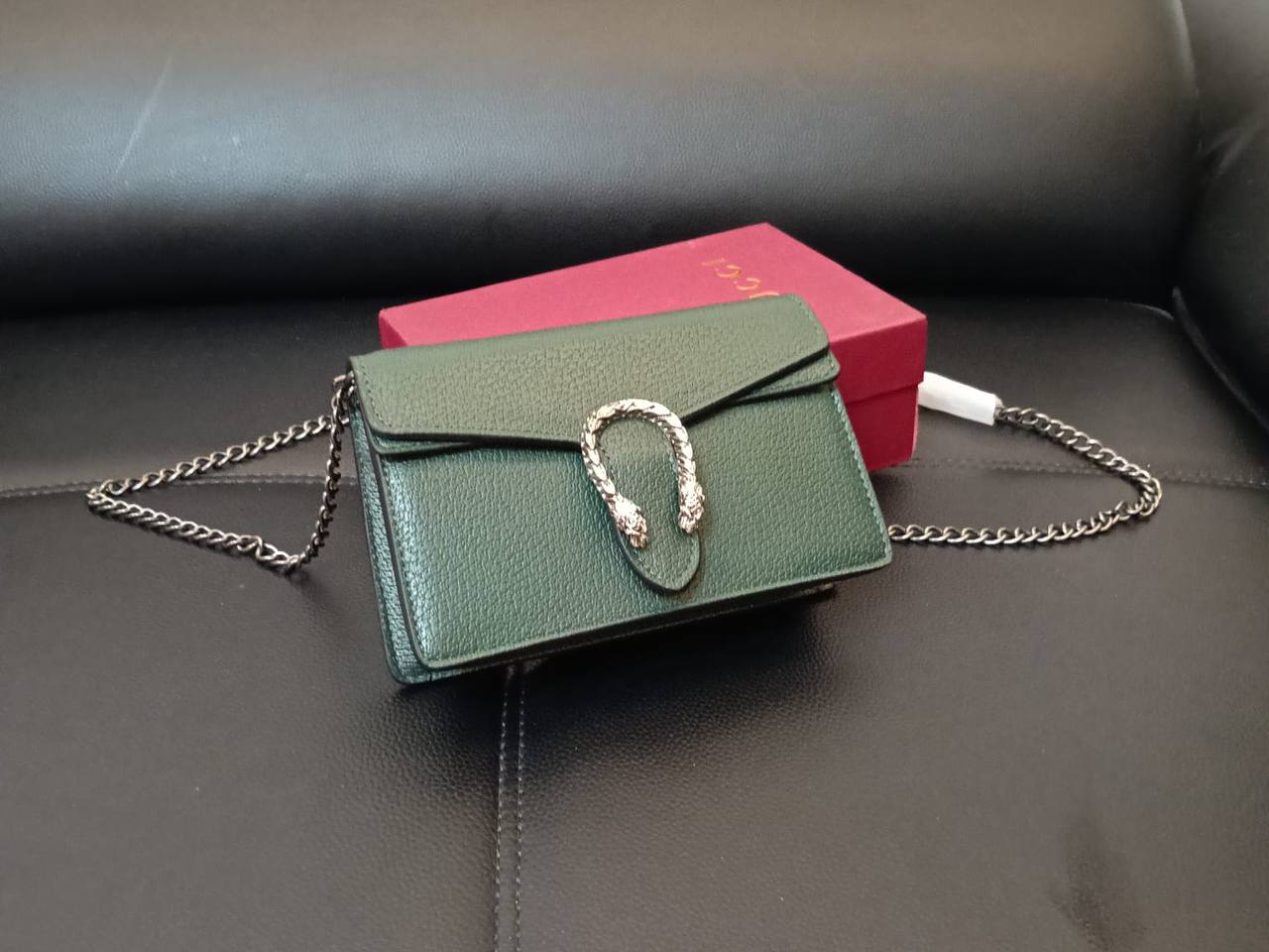 Gucci
90 dhs🇦🇪🇦🇪
with box
size 19cm

Zain26
♥️♥️♥️