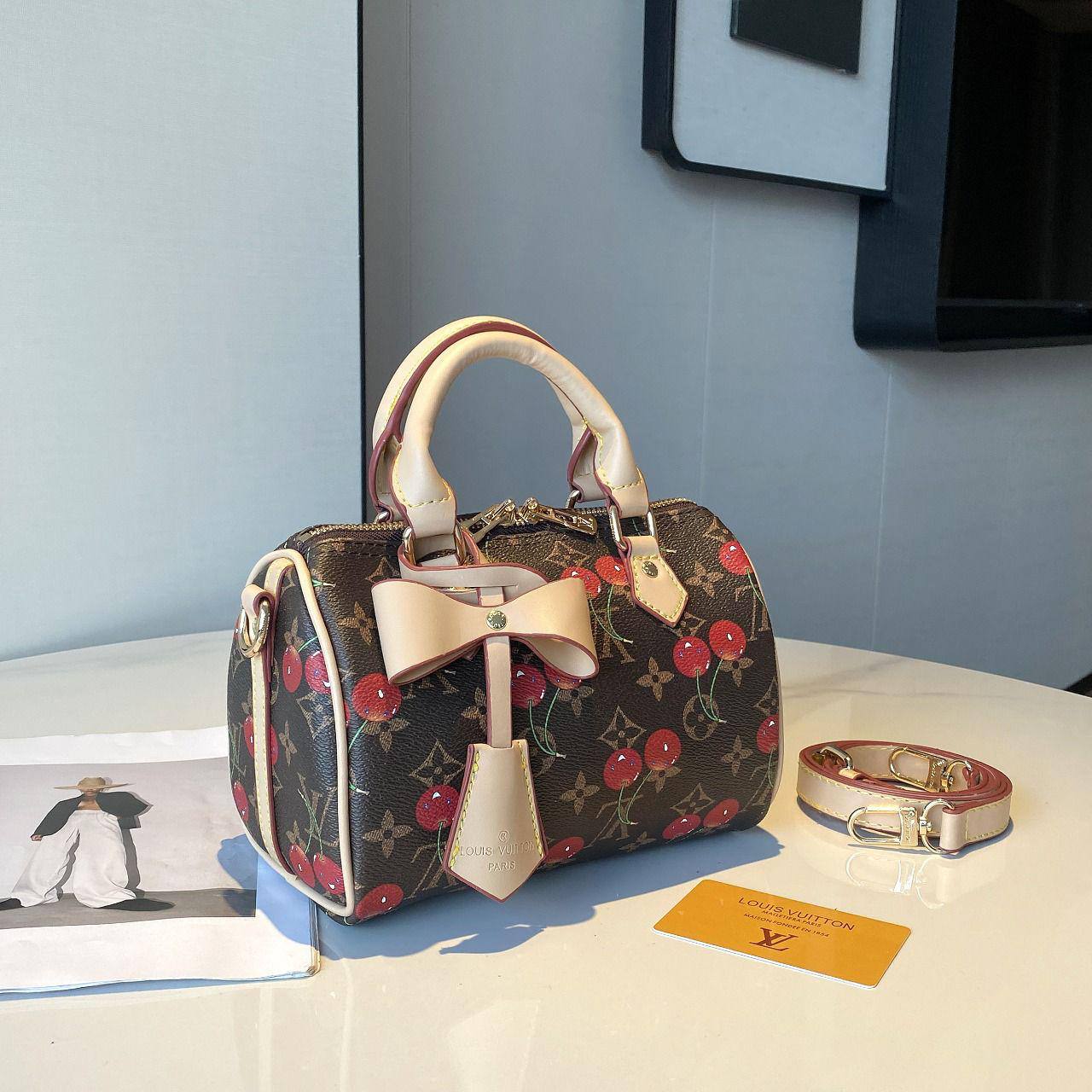 LV
110 dhs🌺
with box 📦 
Size. 20 cm 

Zain175
♥️♥️♥️