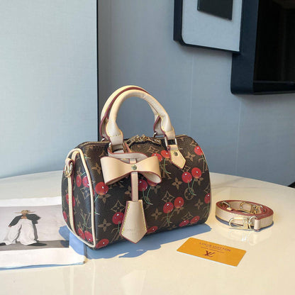 LV
110 dhs🌺
with box 📦 
Size. 20 cm 

Zain175
♥️♥️♥️