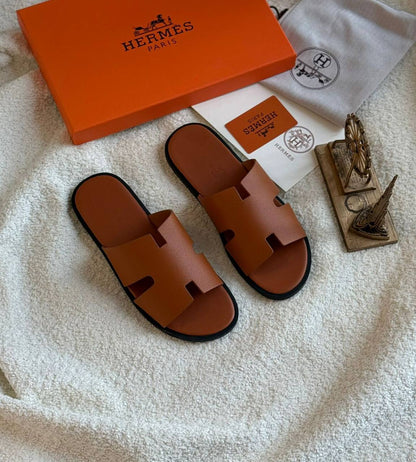 New. Hermes men slippers 

  Size  . 40.  to 45

100 dhs🪙🌨️

Zain80
♥️♥️♥️