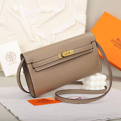 Hermes Kelly to go
Size: 20 * 11 * 3 cm
80 dhs🪙💚

with box🎁

Zain115
♥️♥️♥️
