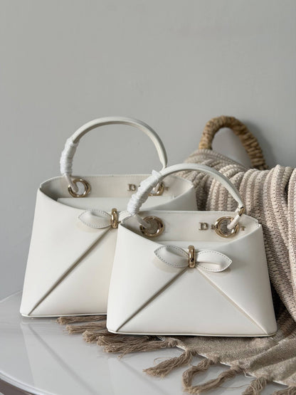 Dior 
Super master quality aaa
Size : 22 cm and 28 cm

For Price 👇 WhatsApp✅
0568585901 
0507557372
0552275751 Owner Zain 👌

Zain315
♥️♥️♥️