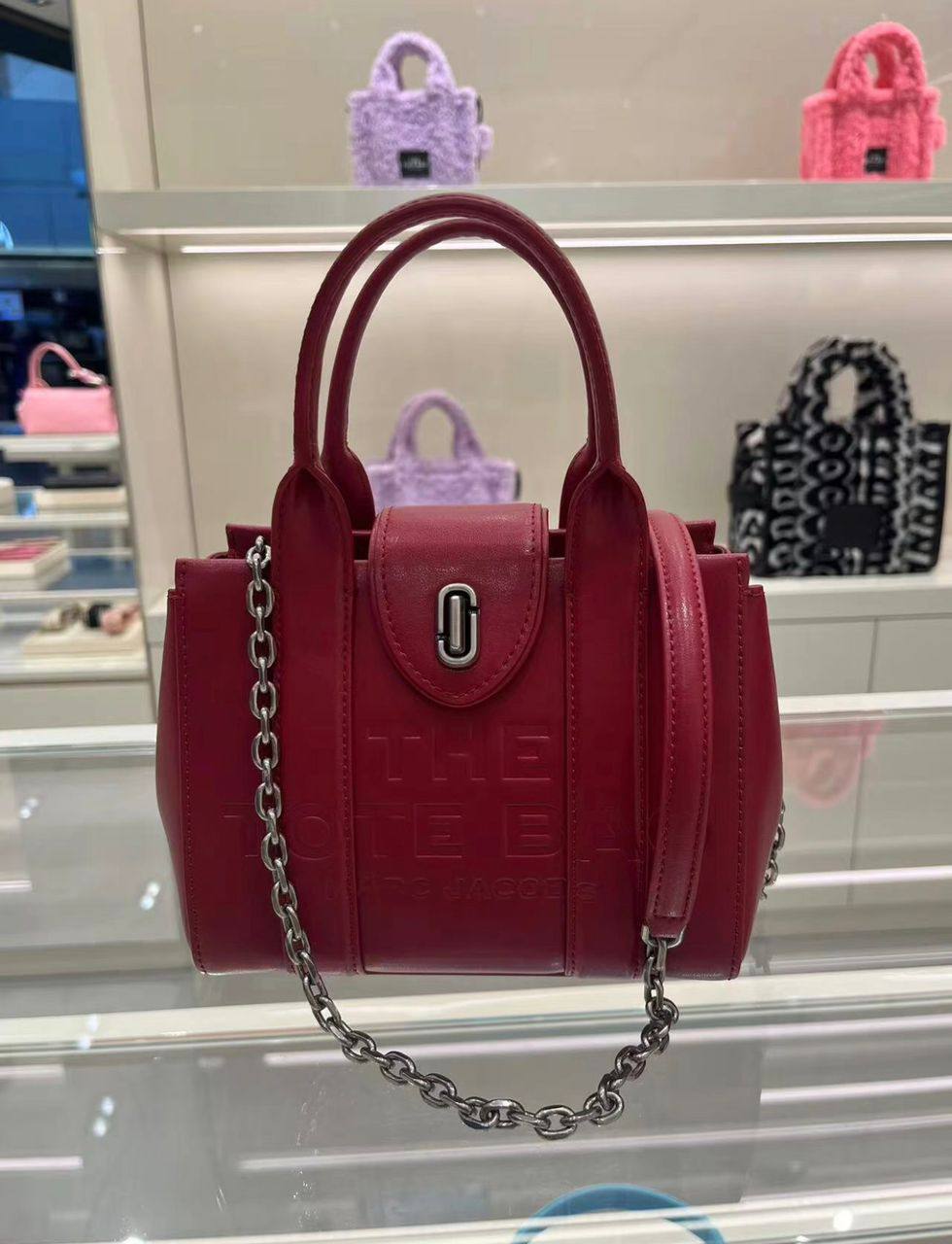 Marc Jacobs
115 dhs❣️
SIZE：18cm
High-quality 

with box
🎁🎁🎁

Zain35
♥️♥️♥️