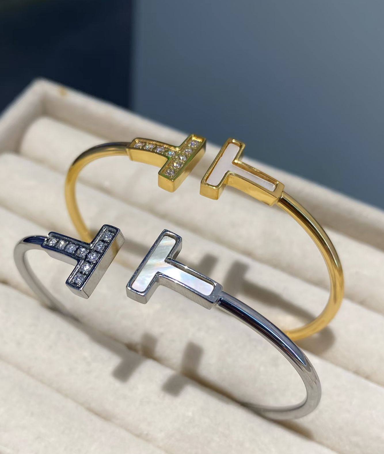 Tiffany ❤️‍🔥
Bangle ✨
*Master quality ✅*
With normal boxes 📦 
55 dhs💓
With master box 🗃️ 
85 dhs💓

Zain216
♥️♥️♥️