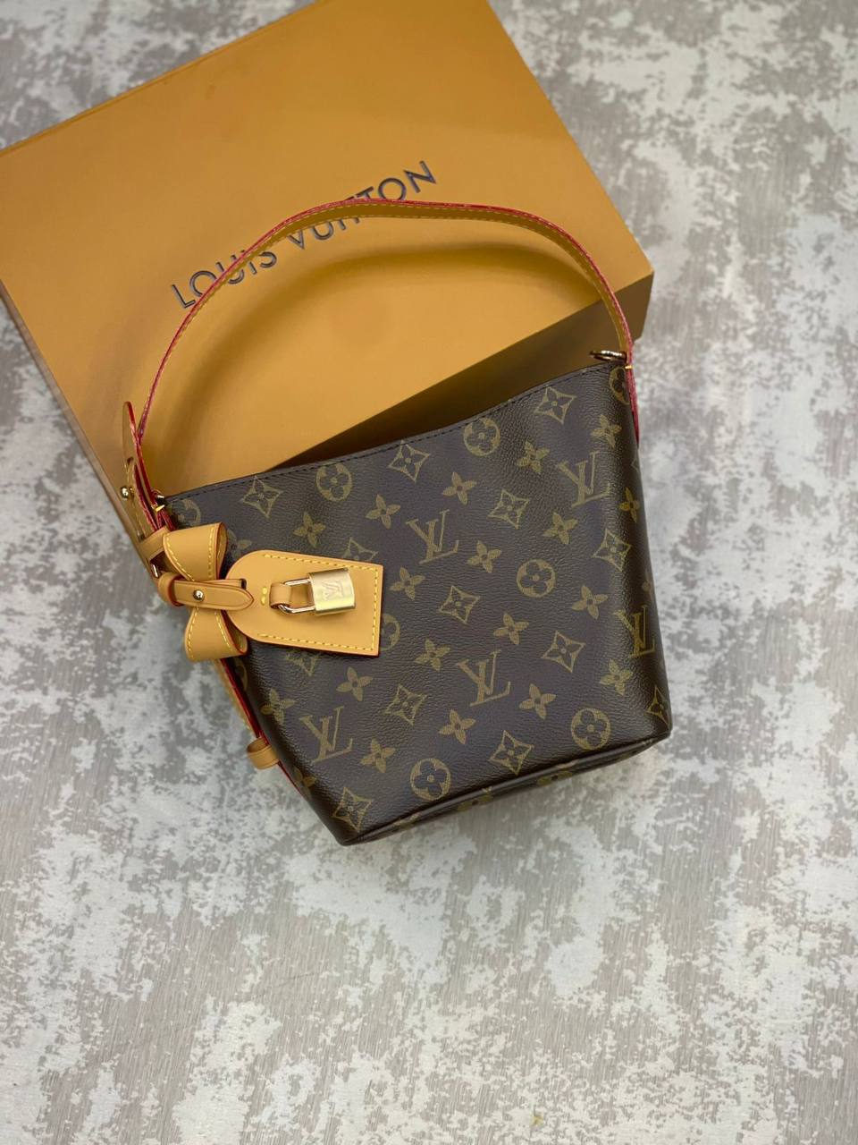 LV 
Copy1 

220 dhs✅

With box
🎁🎁🎁

Zain175
♥️♥️♥️