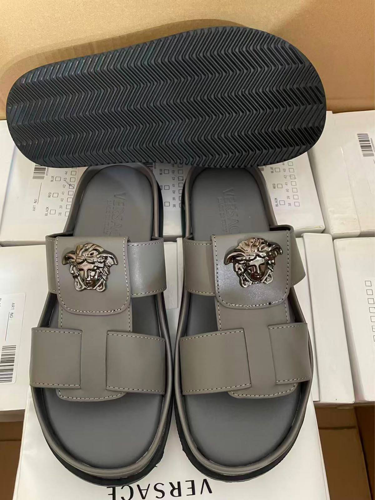 Versace Men Slipper,
New Collection High Quality 
Size 40 To 45
110 dhs🇦🇪🇦🇪

Zain120
♥️♥️♥️