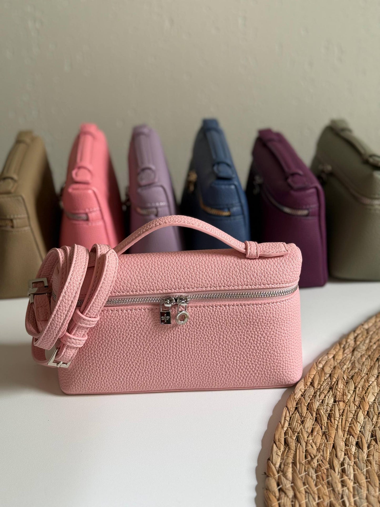 LORO PIANA
19cm
320 dhs❣️
Top quality 
With box🎁

Zain167
♥️♥️♥️