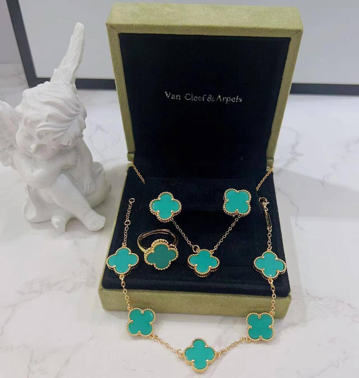 VCA SET ❤️‍🔥*
Necklace ✨
Earring 🍁
Bracelet 🦋
Ring free size 💍
Master quality 💯
With normal boxes 📦 
50 dhs❣️
With master box 🗃️ 
75 dhs❣️

Zain216
♥️♥️♥️