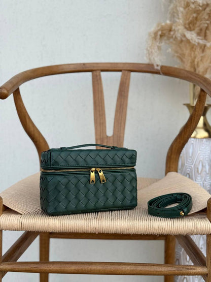 BOTTEGA VENETA
20cm
330 dhs🇦🇪
Top quality 
With box🎁

Zain167
♥️♥️♥️