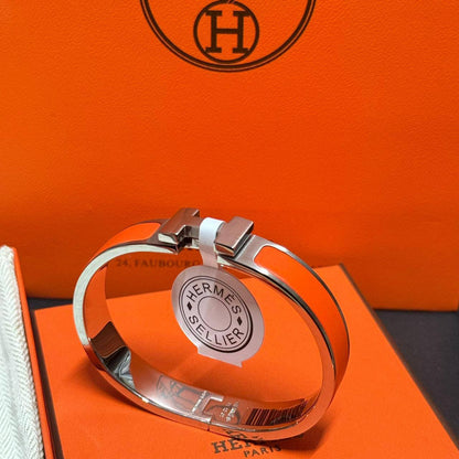 Hermes 🔥*
Bangle 🦋
Super master quality 💯
Size available 19,21✨
With normal boxes 📦 
90 dhs🌺
With master box 🗃️ 
105 dhs🌺

Zain216
♥️♥️♥️
