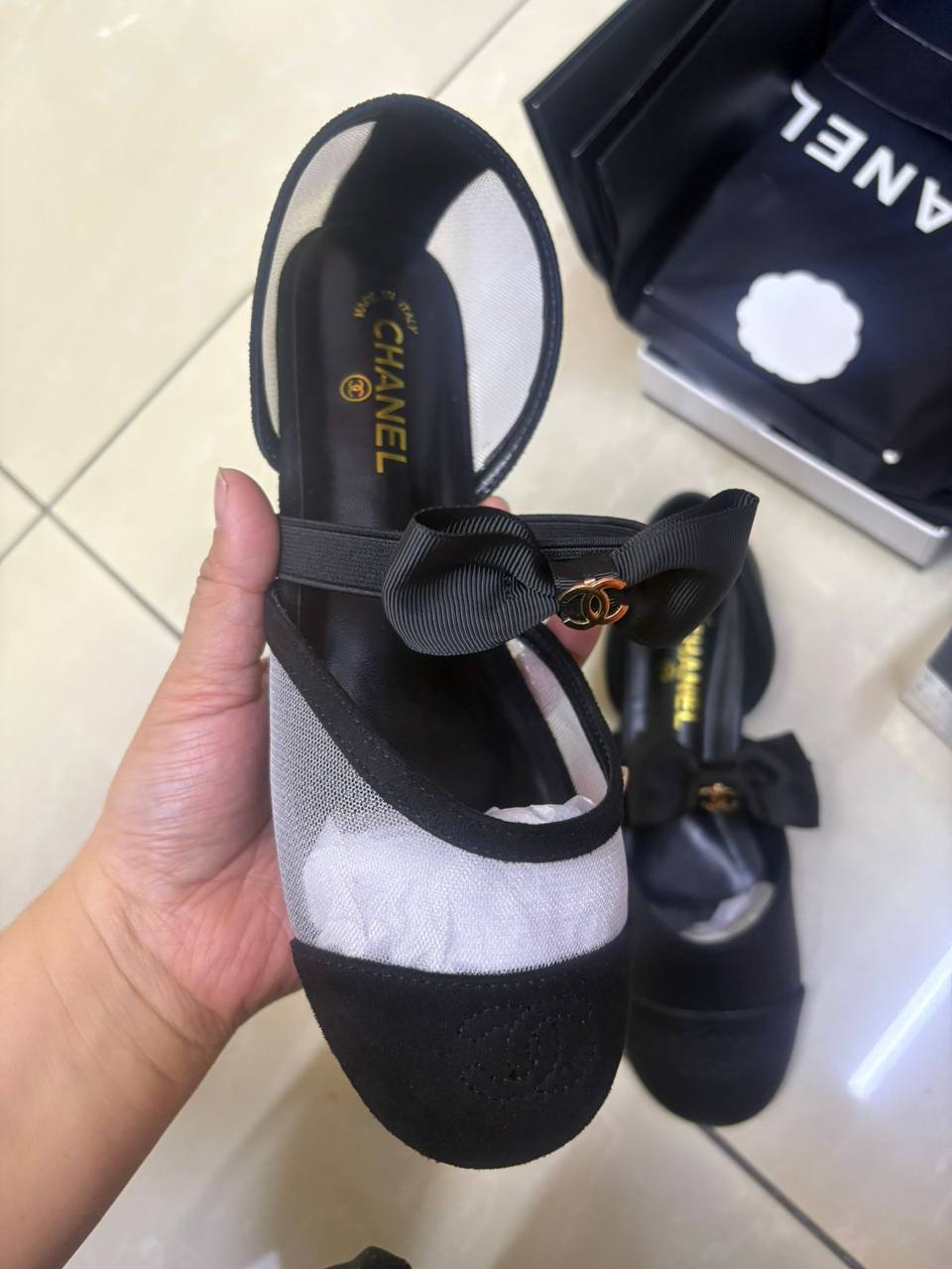Chanel  
Size 36-41
120 dhs❤️

Zain145
♥️♥️♥️