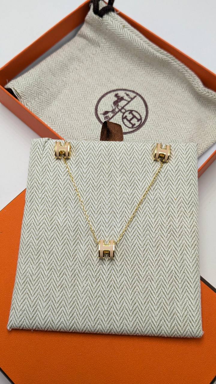 Hermes
*Master Quality* 
*Necklace & Earrings*
120 dhs💓 with Normal Box 🎁
130 dhs💓 with Good Box 🎁
150 dhs💓 with Master Box 🎁

Zain210
♥️♥️♥️