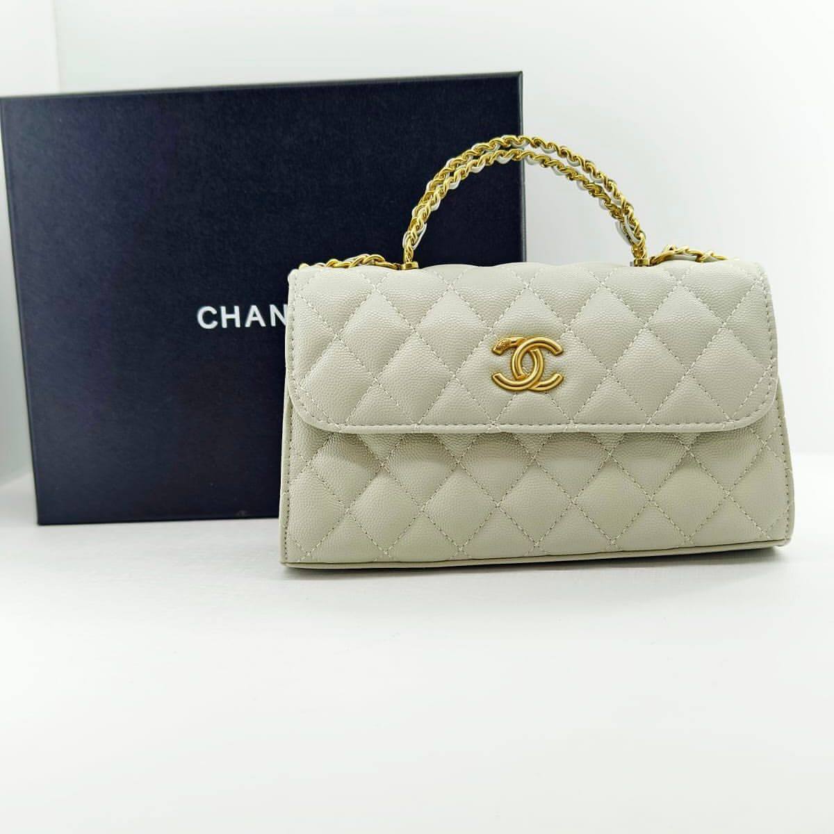 CHANEL 
 GOOD QUALITY 
WITH BOX 
🎁🎁🎁

100 dhs✅
SIZE : 22 cm

Zain295
♥️♥️♥️