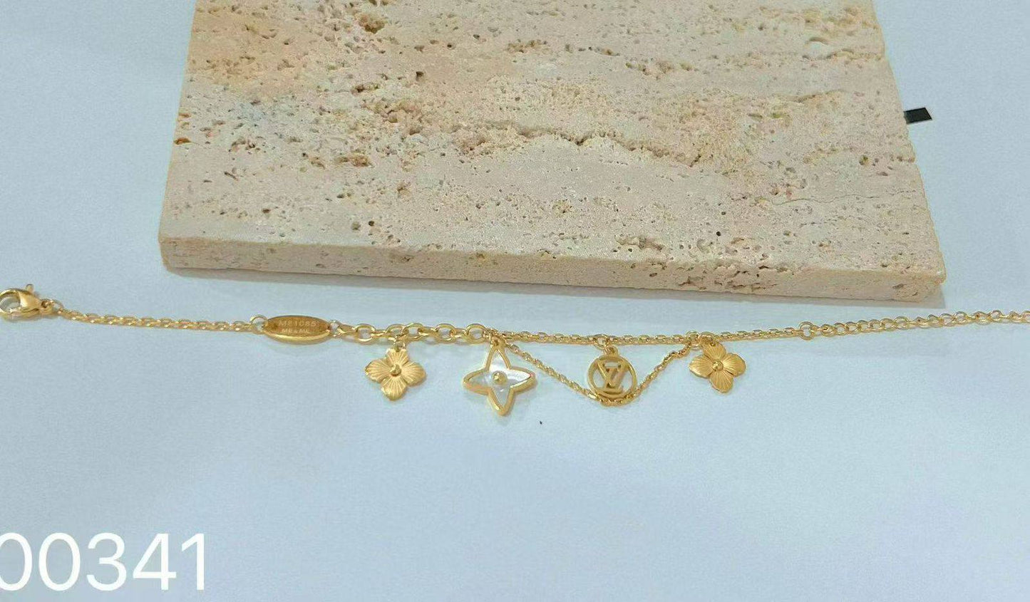 *Stainless steel ❤️‍🔥*
Mix items 🌸
Non tarnish 💯
With black boxes 🗃️ 
20 dhs💓
With normal boxes 📦 
And paper bag🛍️
30 dhs💓

Zain216
♥️♥️♥️