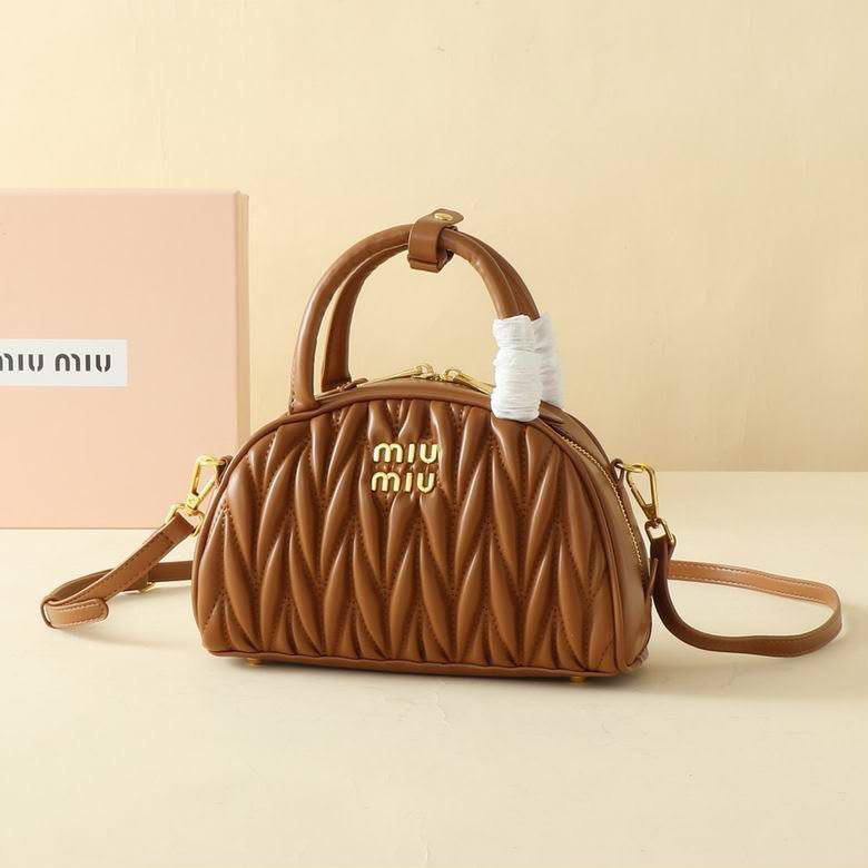 Miu Miu
100 dhs✅
With box
Size25cm

Zain219
♥️♥️♥️
