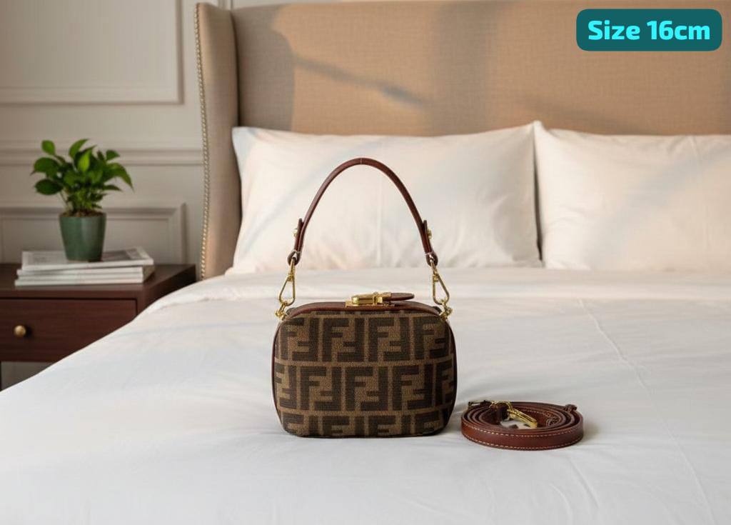 Fendi
Good quality 
with box 
🎁🎁🎁

85 dhs🪙🌨️

Zain186
♥️♥️♥️