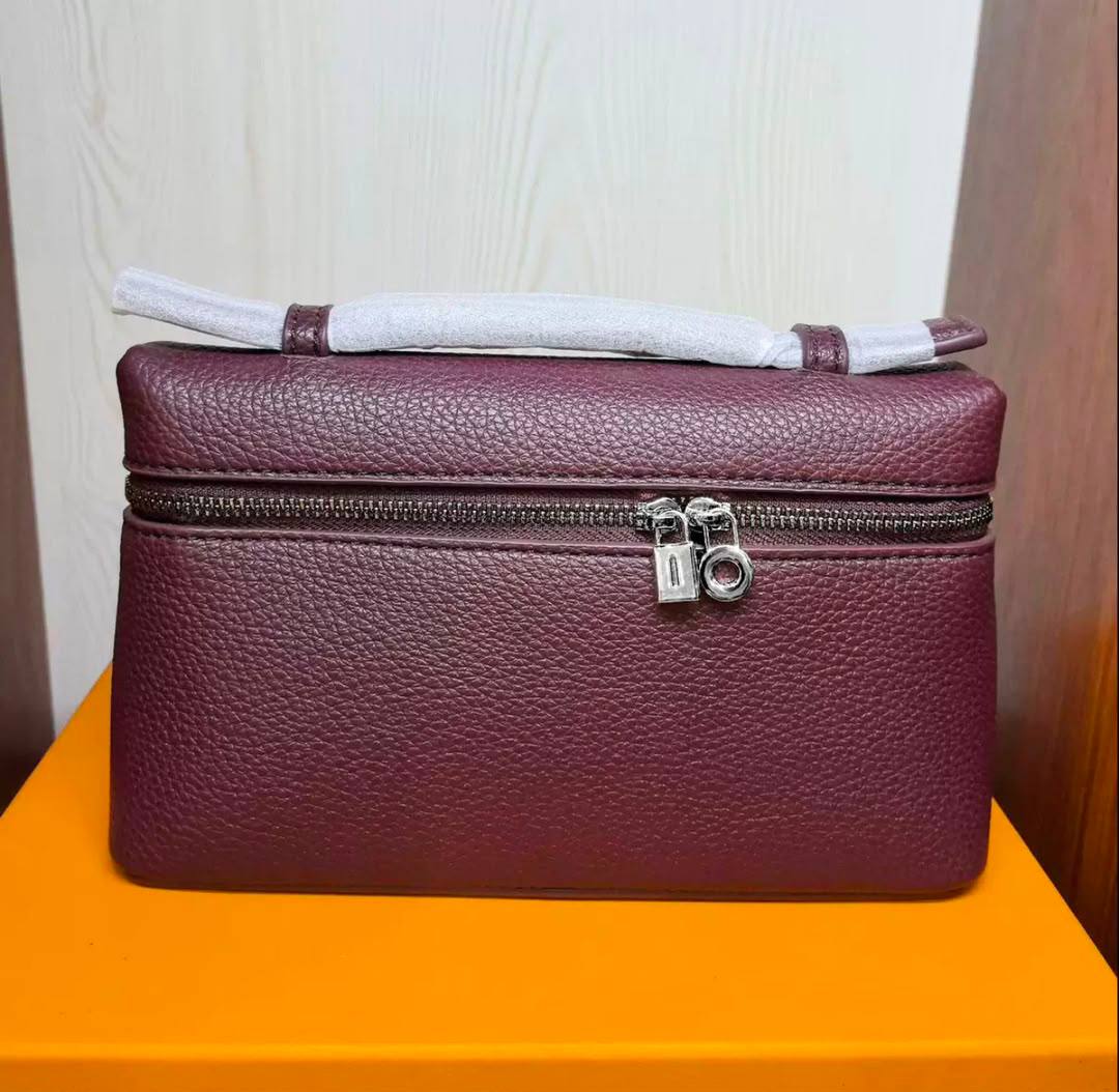 Loro Piana
90 dhs🇦🇪🇦🇪
size：19cm
Good-quality 

with box

Zain35
♥️♥️♥️