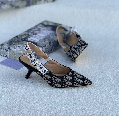New. Dior. Heel 

   Size  .  36.  to 41

100 dhs🇦🇪

Zain80
💓💓💓