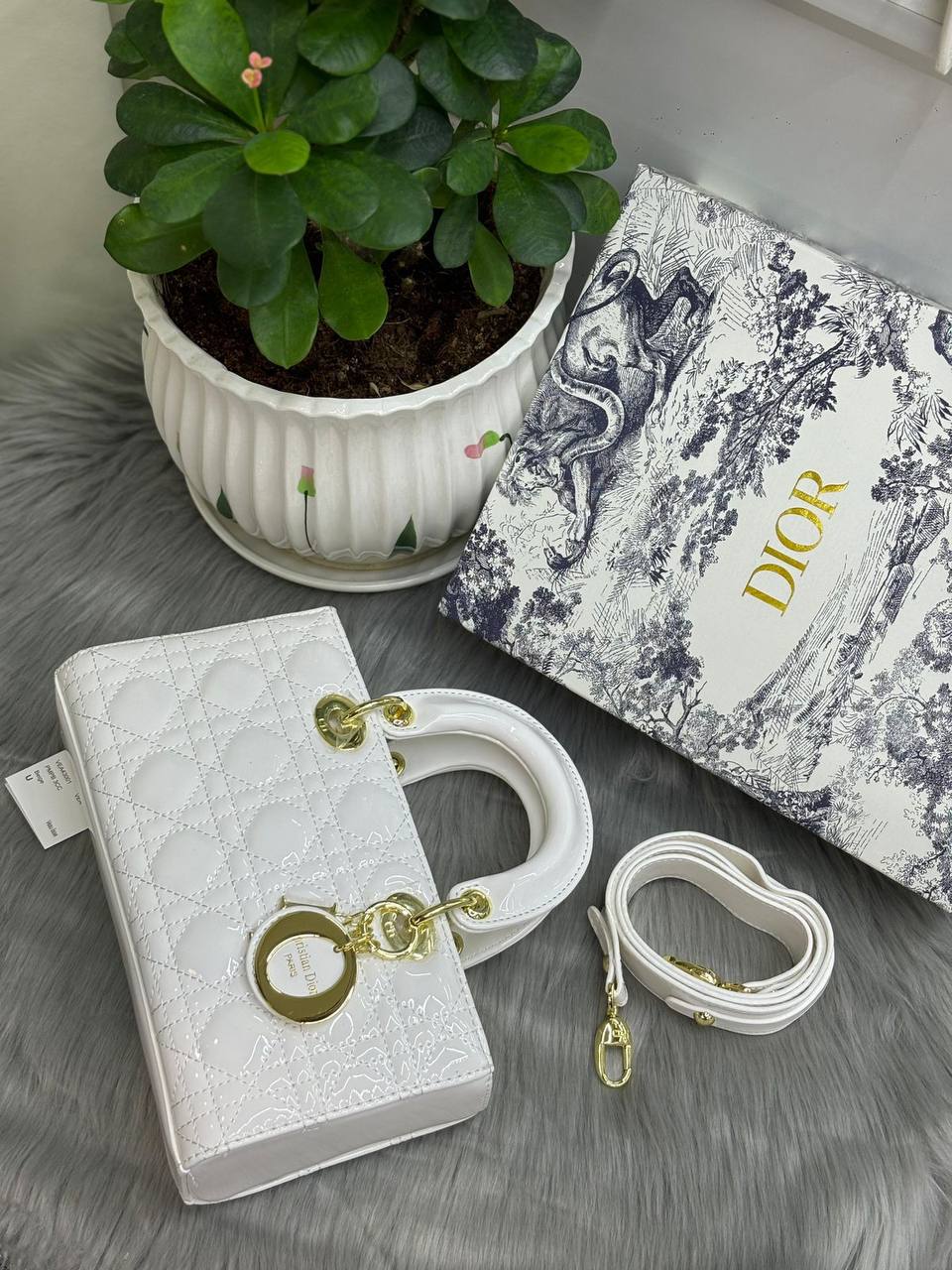 DIOR
SIZE  ……… 26 CM 🥰

115 dhs🇦🇪
with BOX🌷
🎁🎁🎁

Zain51
♥️♥️♥️