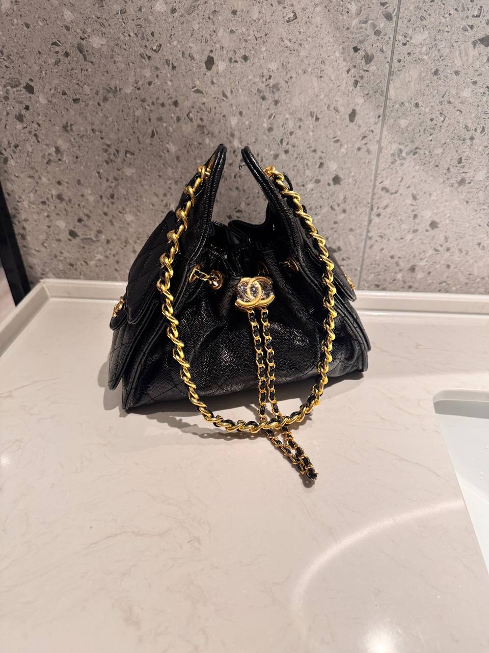 CHANEL
Best quality 

with box
🎁🎁🎁

120 dhs✅
size 20Cm

Zain290
♥️♥️♥️