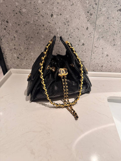 CHANEL
Best quality 

with box
🎁🎁🎁

120 dhs✅
size 20Cm

Zain290
♥️♥️♥️