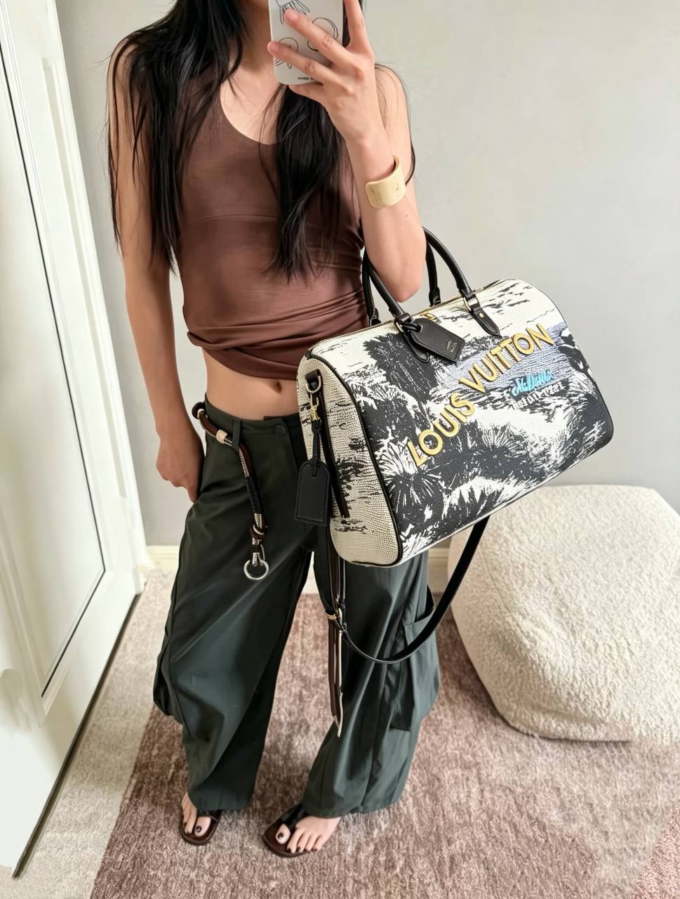 LOUIS VUITTON 

TRAVLLING  BAG


NEW DESIGN 

MASTER QUALITY 

250 DHS……(with leather)

Zain295
♥️♥️♥️