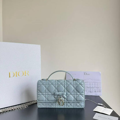 Dior
with box
master 
170 dhs✅

Zain44
♥️♥️♥️
