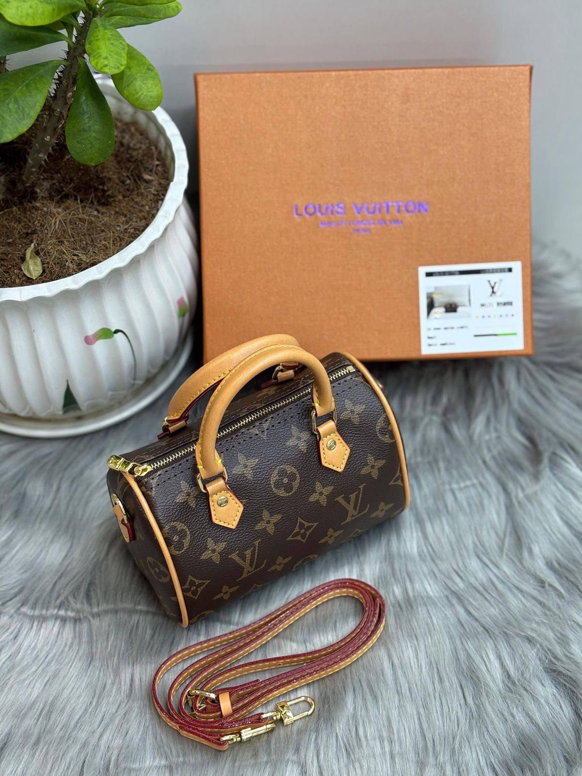 LV


SIZE 16CM 

90 dhs🇦🇪🇦🇪

WithBOX

Zain244
♥️♥️♥️