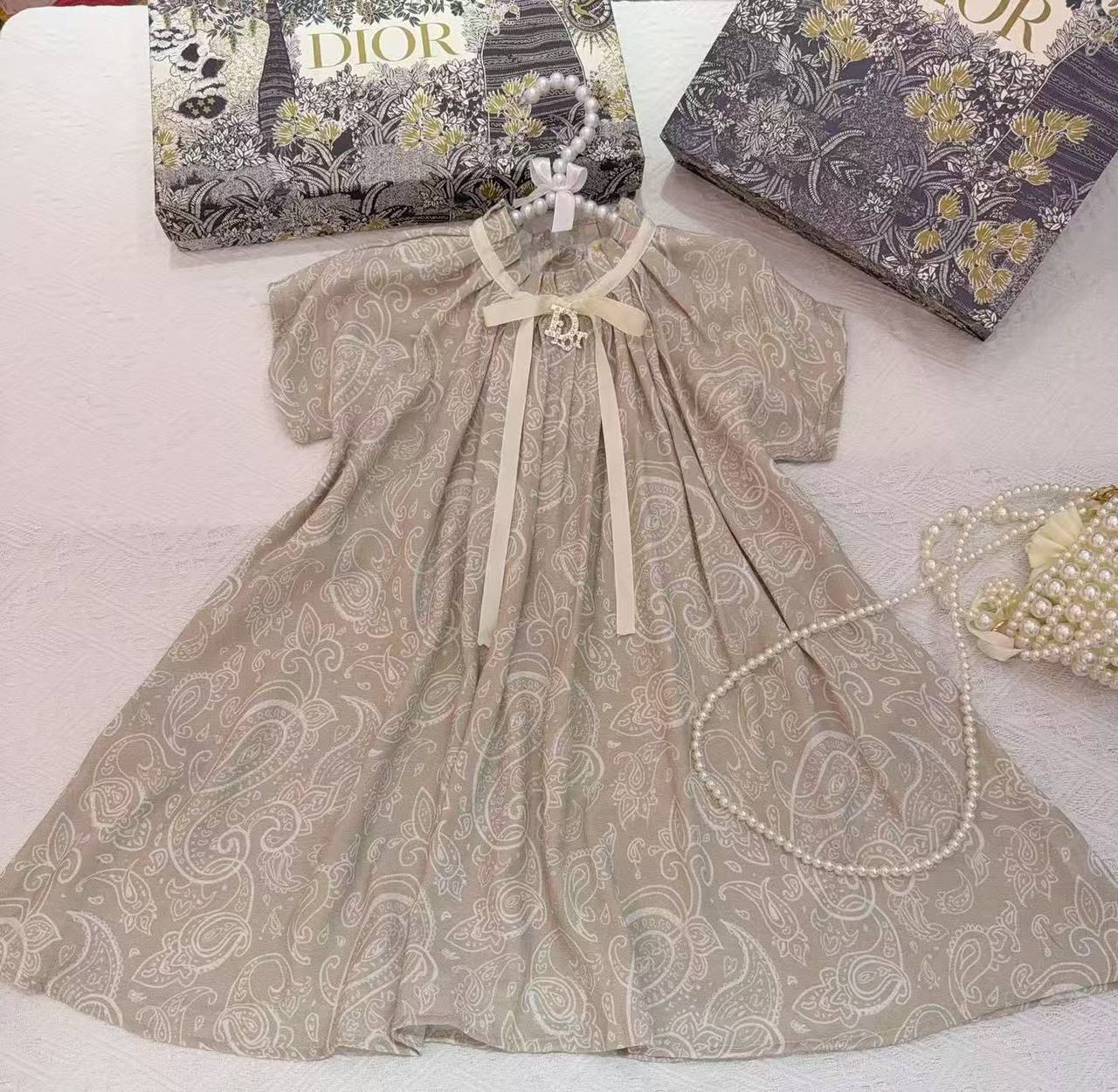 Dior
2-12y 
170 dhs🇦🇪

Zain151
♥️♥️♥️