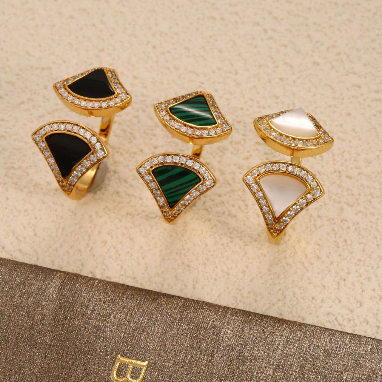 BVLGARI MASTER
Necklace 
Bracelet 
Earring
Ring 
With normal box 
150 dhs🪙💚 SET
With master box  
200 dhs🪙💚 SET

Zain89
♥️♥️♥️