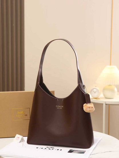 Coach 

good quality, size 34*27 cm 
95 dhs❣️

Zain12
♥️♥️♥️