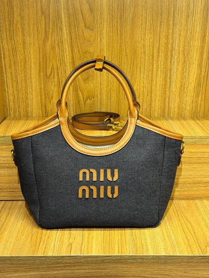 MIUMIU

Best quality
 without box


100 dhs🇦🇪🇦🇪

size 24CM

Zain290
♥️♥️♥️