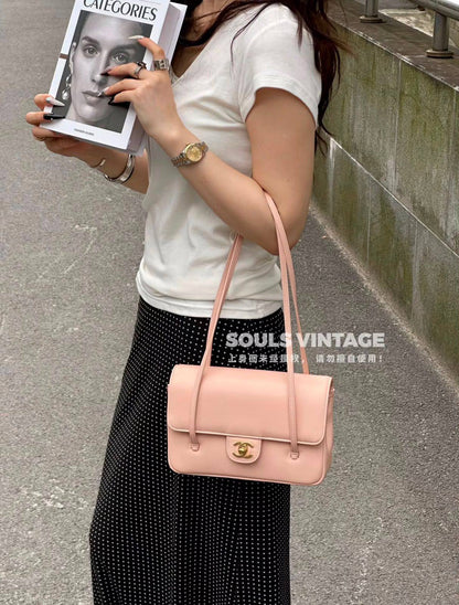 CHANEL 

RESTOCK 

GOOD QUALITY 

WITH BOX 
115 dhs🇦🇪🇦🇪

Zain39
♥️♥️♥️