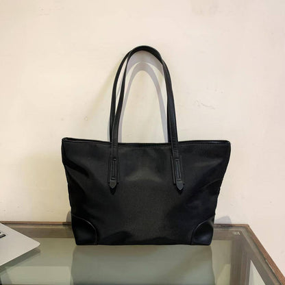 Prada
100 dhs🇦🇪🇦🇪

Zain07
♥️♥️♥️