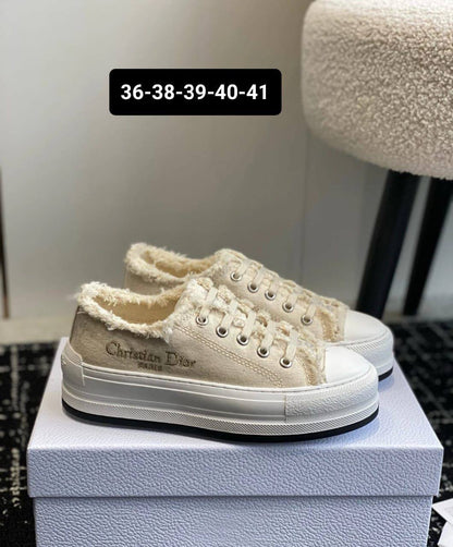 DIOR SHOES 
GOOD QUALITY 
105 dhs👑

Zain40
♥️♥️♥️