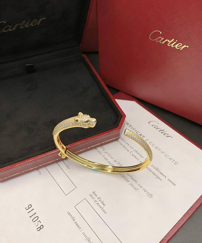 MASTER CARTIER 
BANGLE💫💫💫
65 DHS💓✨
WITH NORMAL CARTIER BOX 🎁
AND PAPER BAG🎁🛍️

Zain89
♥️♥️♥️