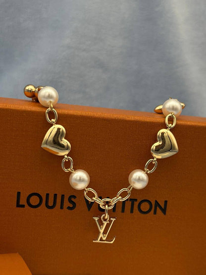 Louis Vuitton 🦋*
Bag charms ❤️‍🔥
Master quality 💯
With normal boxes 📦 
45 dhs🪙🖤
With master box 🗃️ 
60 dhs🪙🖤

Zain216
♥️♥️♥️
