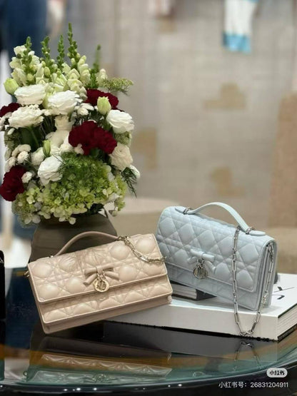 Dior
with box
master 
170 dhs✅

Zain44
♥️♥️♥️